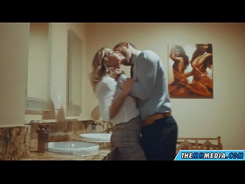 ❤️ جب ایک خوبصورت سنہرے بالوں والی آپ کو عوامی بیت الخلاء میں مائل کرتا ہے۔ ❤  ہم پر ur.nastypornpics-com.ru ﹏